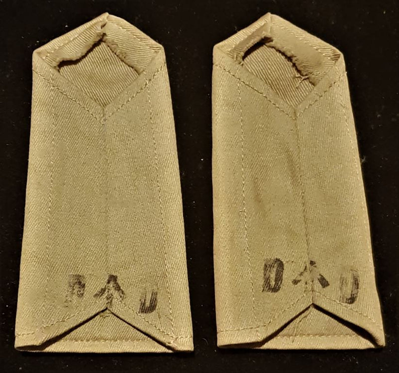 PAIR OF WW2 (BLUE SURROUNDED) MAJOR’S SHOULDER BOARDS MARKED “D” BROAD ARROW