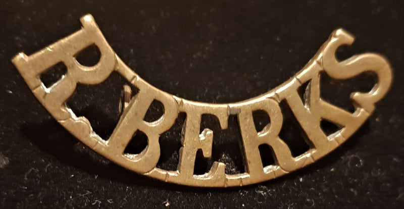 ROYAL BERKSHIRE REGIMENT FIRST PATTERN SHOULDER TITLE