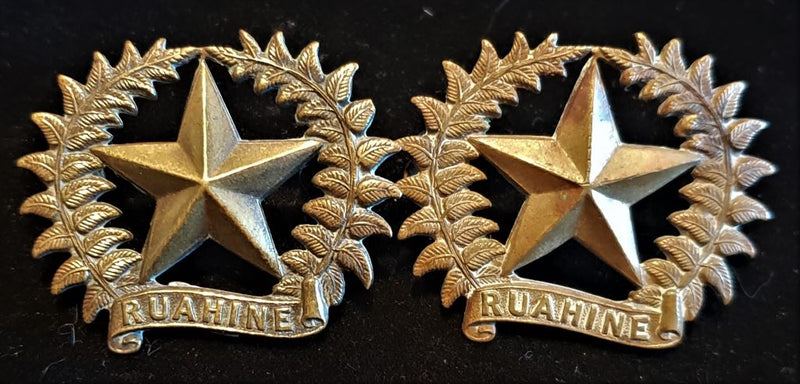 WW1 NEW ZEALAND PAIR OF 17TH (RUAHINE) REGIMENT COLLAR BADGES (MISSING ONE LUG)