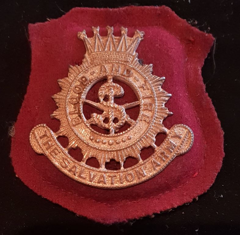 42-9, SALVATION ARMY CHAPLAINS SERVICE BADGE ON BACKING